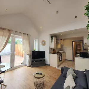 One Bedroom Private Garden By Promise Apartment
