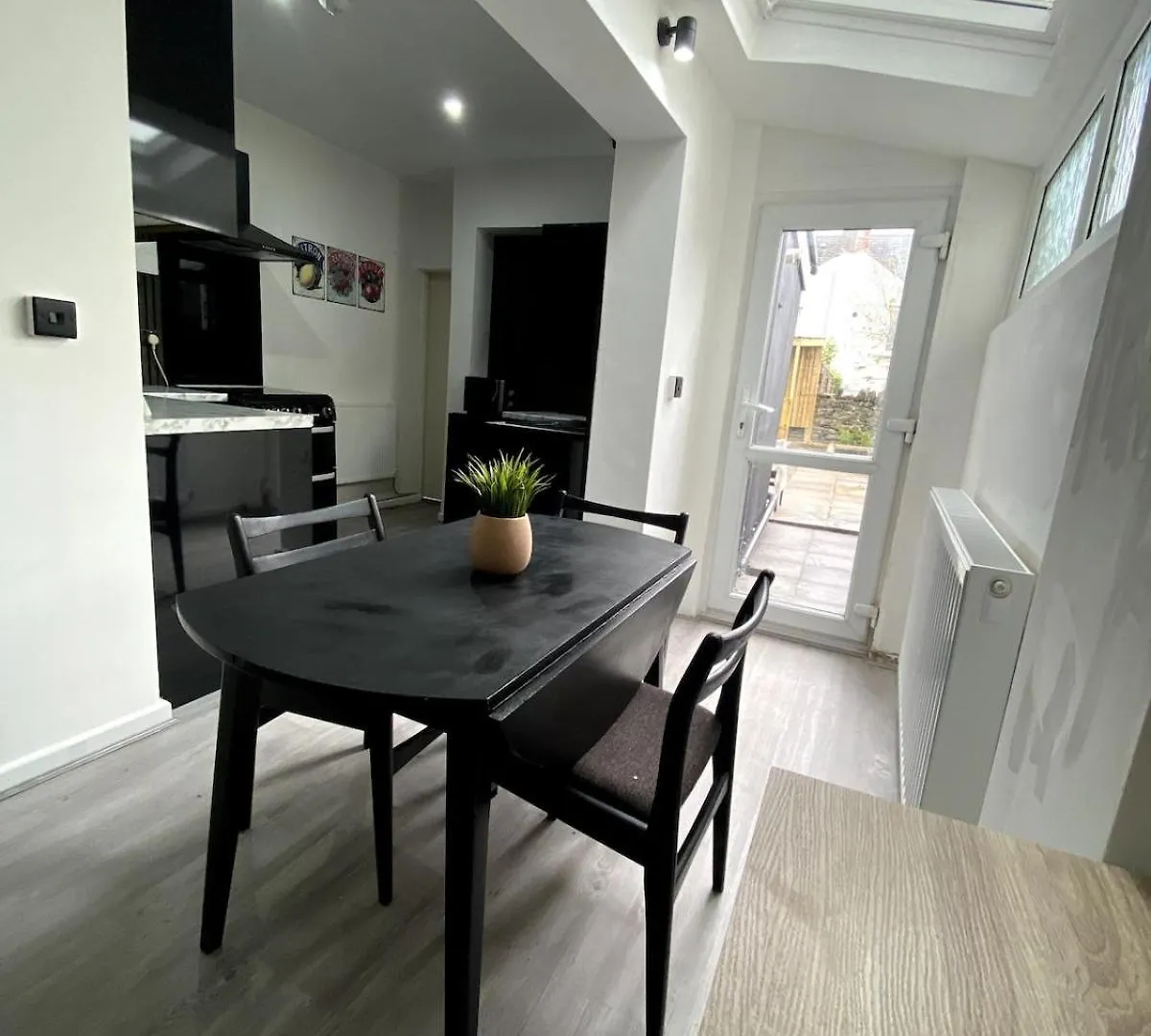 Cardiff City Studio Sleeps 4 Apartment